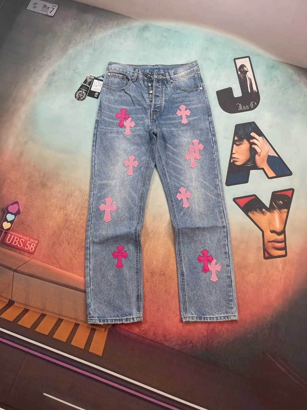 🅿️290 🔘Style No.-KL176 🔘Cro Heart𝐂𝐡𝐫𝐨𝐦𝐞 𝐇𝐞𝐚𝐫𝐭 Cross Pink Leather Distressed Retro Jeans* The quality is great and the price/performance ratio is amazing! There are styles with different washed textures. No matter you have thick or thin legs, the straight version can make your legs look great. The length is just right, very versatile and looks good with anything. It is a basic style for creating various styles. It must be added to the wardrobe must-have list! The fabric is stiff yet soft, full of texture. The ribs on the sides and cuffs of some pants are washed, giving them a vintage feel. The Kejia metal leather label above is super delicate. It doesn't just stick a cross on it and it's done. The turning lines are clear and smooth, and the craftsmanship is top-notch. Hardware such as buttons and zippers are all bearing the Kejia LOGO, and the high-cost washing process highlights the quality. The matching suggestions are as follows: Simple Clean Fit style: Pair with a white simple short-sleeved T-shirt, slightly tucked into the pants to create a natural sense of stacking, and then put on a pair of white moral training shoes, clean and neat, easy to achieve the Clean Fit style. Retro casual style: You can wear a loose light-colored plaid shirt on the upper body, tied casually around the waist, with a white vest underneath, a pair of brown retro sneakers, and a pair of black-framed sunglasses, which is full of retro casual style. Trendy street style: Wear a loose colorful hooded sweatshirt, match it with a pair of colorful sneakers, such as Adidas' Yeezy series, and carry a personalized graffiti backpack to achieve a full sense of street fashion.  Size: S M L XL (28.30.32.34) Color: Blue